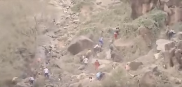 بالفيديو  ..  ما هي القصة وراء "تسلل" مهاجرين إلى السعودية من اليمن؟