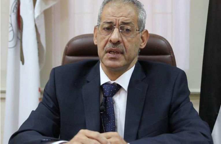 العبوس: المضمضة والماء الدافئ يحميان من فيروس كورونا إلى حد بعيد