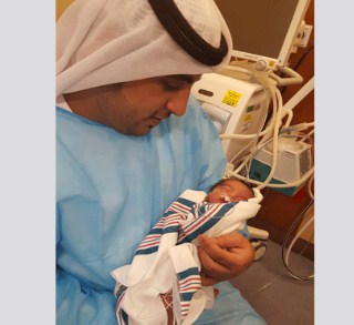 إنقاذ "مولود" في أبوظبي بعد حدوث انفجار في معدته