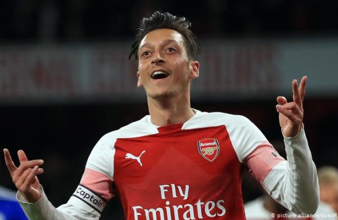 بالفيديو ..  النجم الألماني مسعود أوزيل ينشر خطاباً للملك ..  "هذا هو الاسلام الحقيقي"