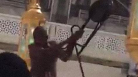 بالفيديو  ..  إفريقي يحطم الفوانيس حول الكعبة