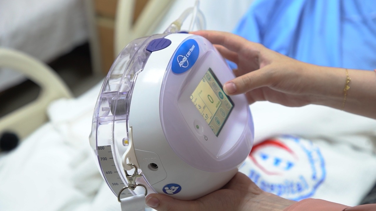 لأول مرة على مستوى المستشفيات الخاصة في المملكة ..  تشخيص معالجة وتسريب الهواء الرئوي عبر جهاز التصريف الرقمي الحديث (Atmos) في مستشفى الاستقلال