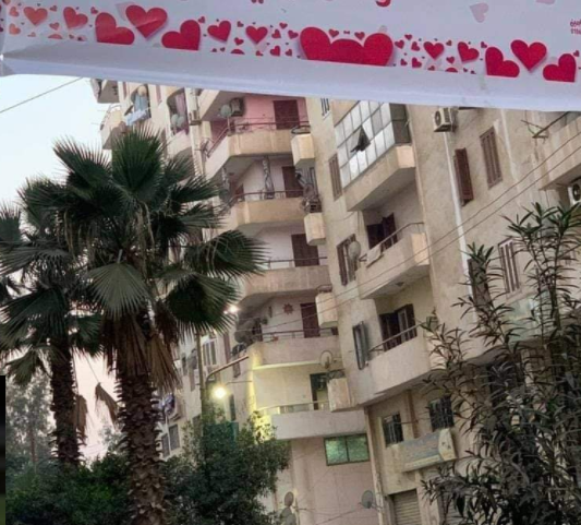 شاهدوا  ..  "حردت زوجته"  ..  فصمم لافتة و كتب: "رسالة من فخر الرجال لزوجتي أم عمر  ..  إرجعي إلي بيتك"  ..  فكيف ردت عليه؟