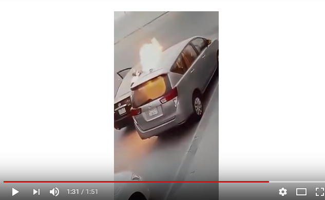 بالفيديو ..  شاب يشعل النيران بسيارة مواطن أمام منزله
