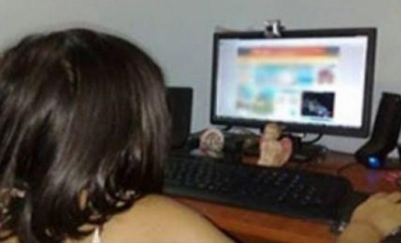 شاب ينشر صور فتاة على موقع اباحي للضغط عليها لإقناعها بالزواج به 