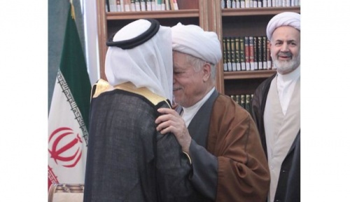  سفير السعودية بطهران يقبل رأس آية الله رفسنجاني "صورة "