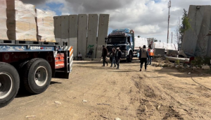 حكومة غزة: الرواية الإسرائيلية بشأن إدخال 300 شاحنة مساعدات يوميا للقطاع غير صحيحة