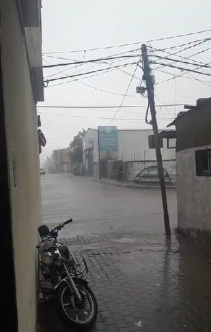 بالفيديو  ..  أمطار الخير تتساقط على غزة في ظل الحصار عليها 