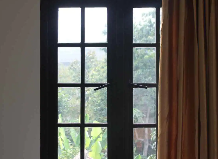 تفسير حلم تحول شبابيك المنزل إلى اللون الأسود ودلالاته