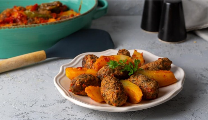 كفتة بالبطاطس وصلصة الطماطم