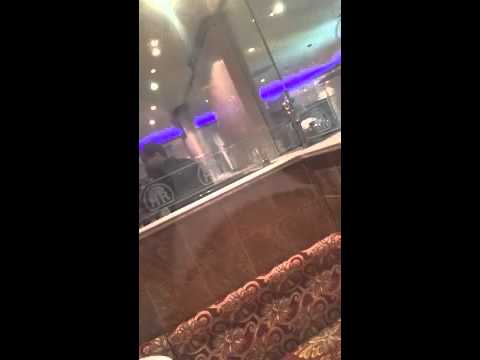مشاجرة عنيفة بالأيدي بين شباب داخل مطعم مشهور في الرياض .. فيديو