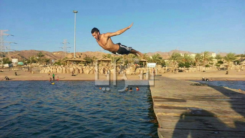 بالصور  ..  شاب عقباوي يتقن مهارة الطيران فوق الماء