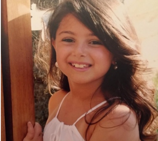 صور  .. خمنّوا هذه الطفلة أي نجمة عربية وساحرة أصبحت؟