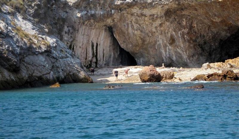 الشاطئ المخفي في جزر ماريتا  ..  أغرب شاطئ في العالم