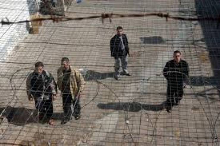 12 أسيرا يدخلون أعواما جديدة في سجون الاحتلال