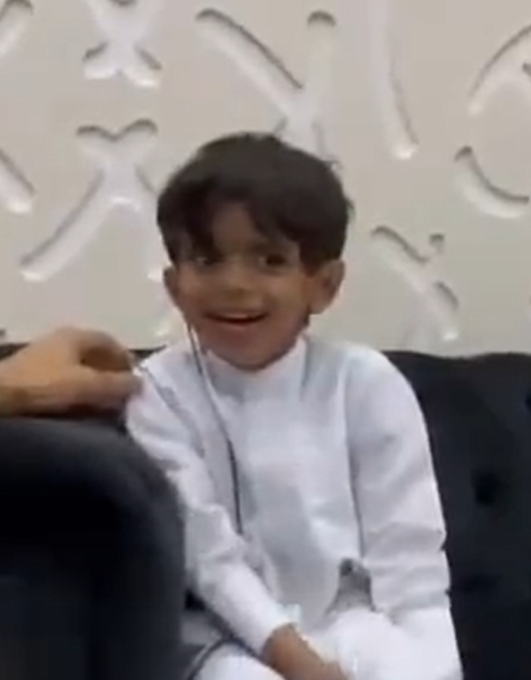 فيديو يأسر القلوب ..  رد فعل طفل سعودي يسمع لأول مرة في حياته 