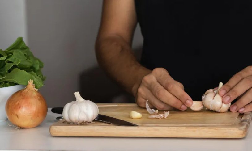 اكتشفي فوائد البصل والثوم كمضادات حيوية طبيعية