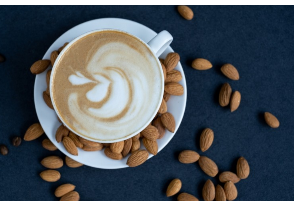  لاتيه بحليب اللوز