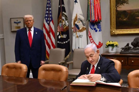 ثلاث صفعاتٍ مؤلمةٍ بالمكتب البيضاويّ ..  ترامب صنع من نتنياهو مغفلاً وفضحه بواشنطن ورفض تلبية أيّ طلبٍ له 