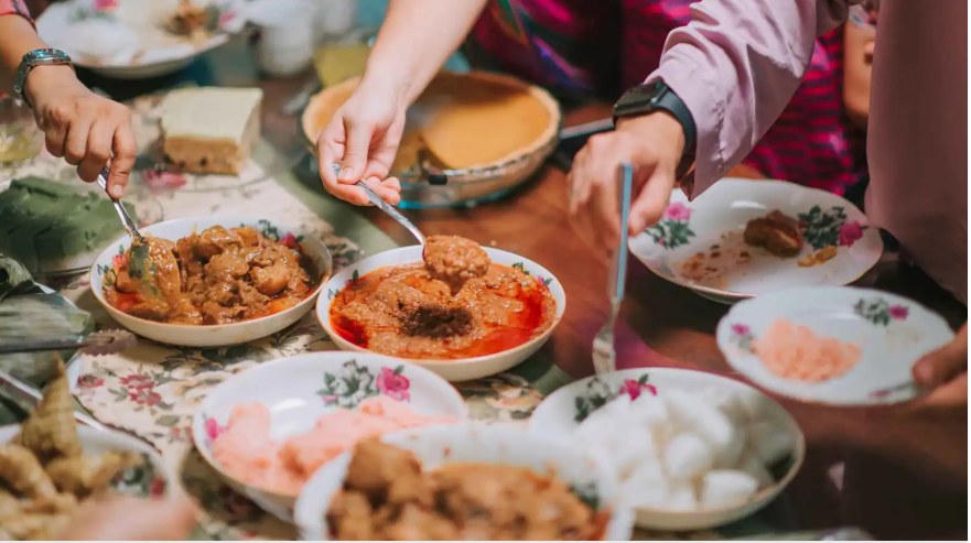 كيف تتجنب الإفراط في الطعام خلال الدعوات الرمضانية؟