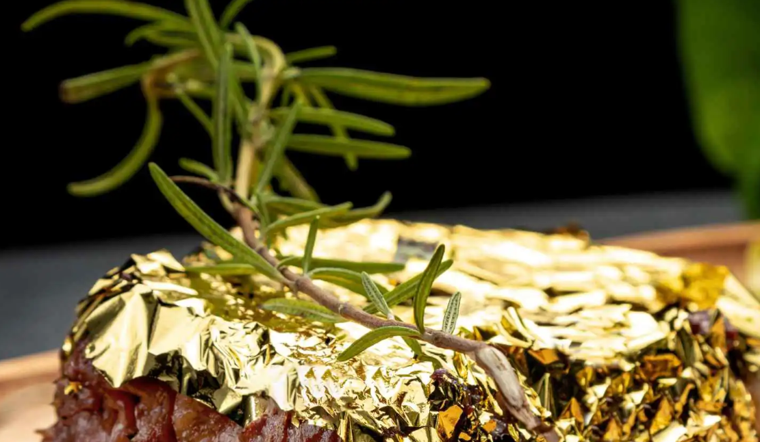 معنى تناول طعام من الذهب في الأحلام؟