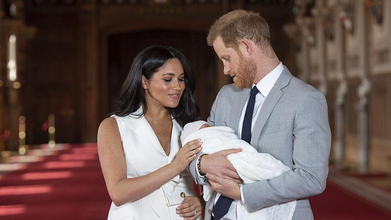 الأمير هاري وزوجته ميغان ماركل يعلنان ولادة طفلتهما