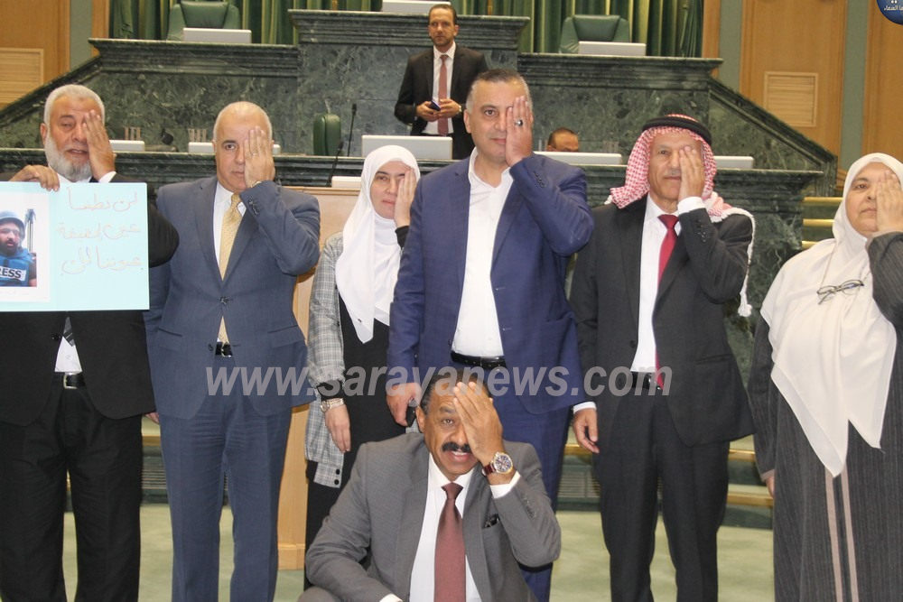 شاهد بالصور : كيف تضامن نواب الاردن مع مصور فلسطيني