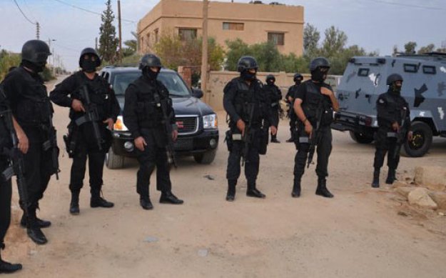 المفرق : القبض على شقيقين مطلوبين بمداهمة امنية