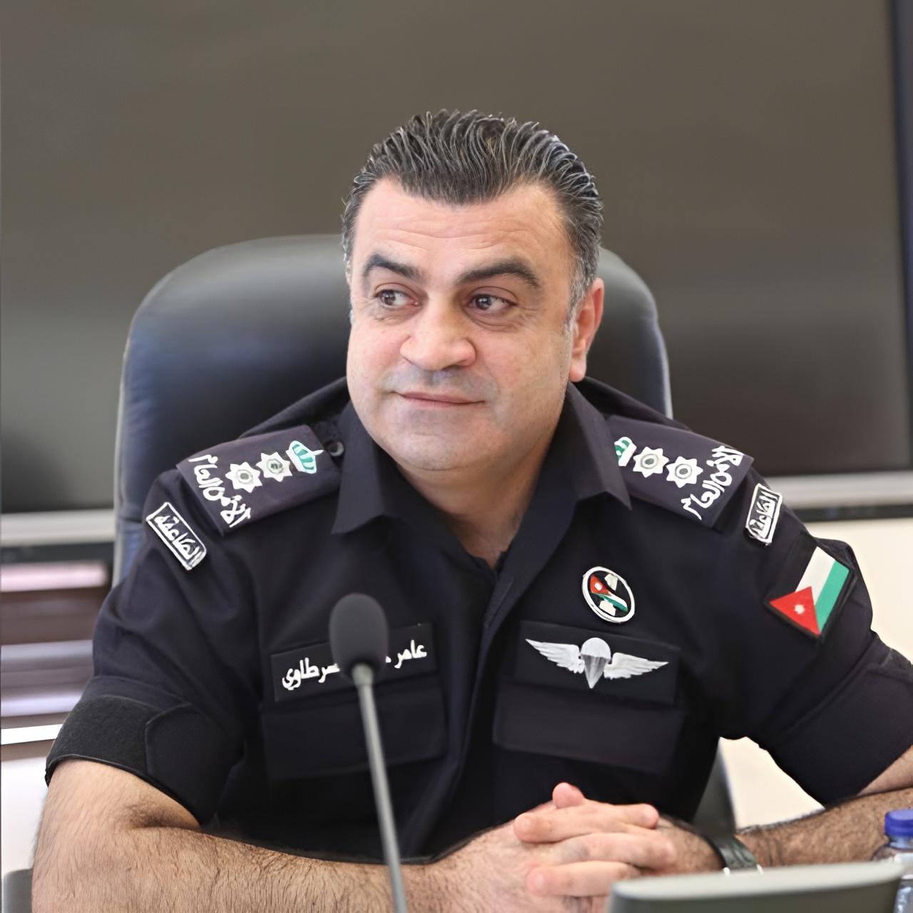 العشي يكتب: العقيد عامر السرطاوي… صوت الأمن وثقة المجتمع