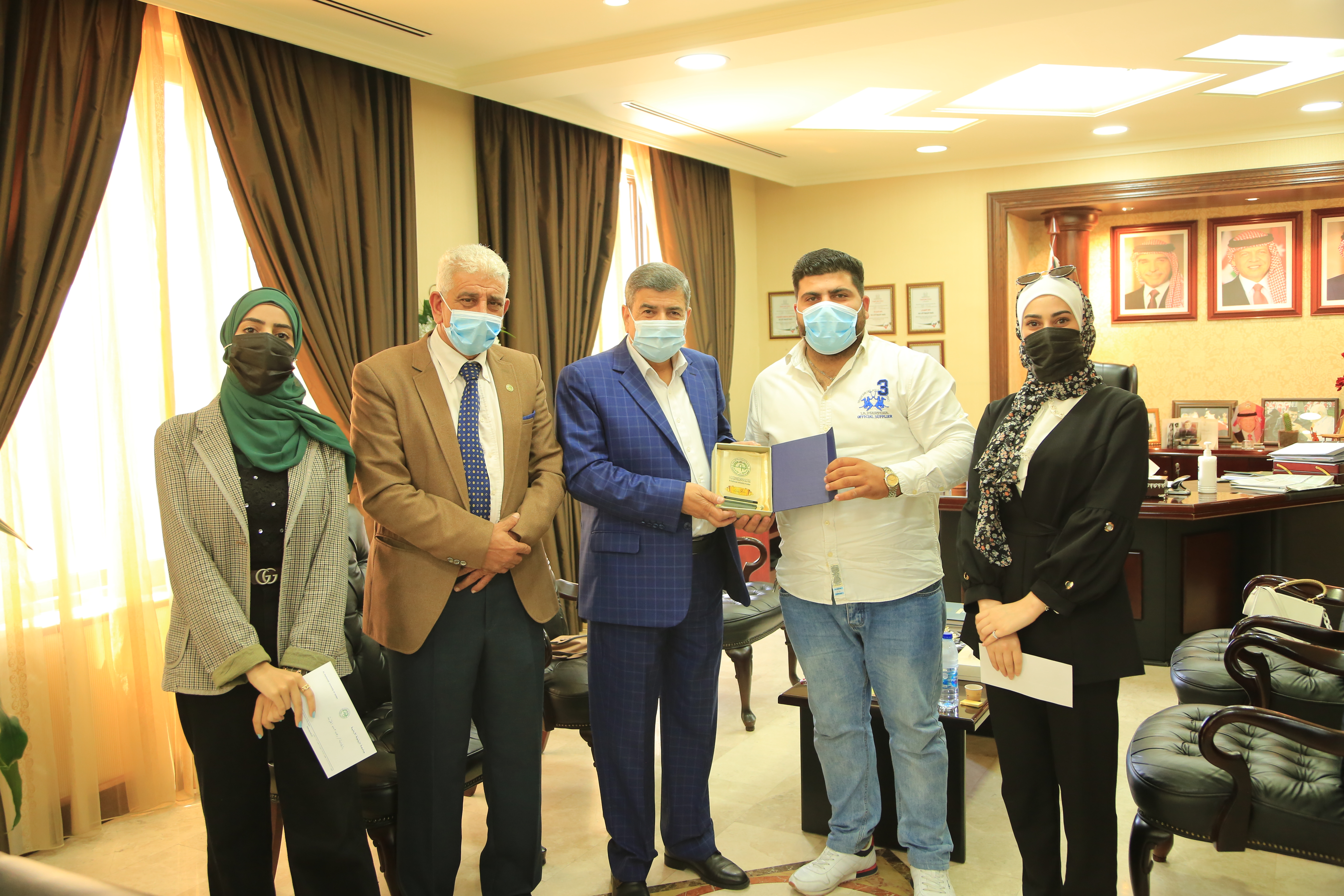 رئيس جامعة الزيتونة الأردنية يكرم الفريق الفائز بمسابقة المناظرات الوطنية 2021  