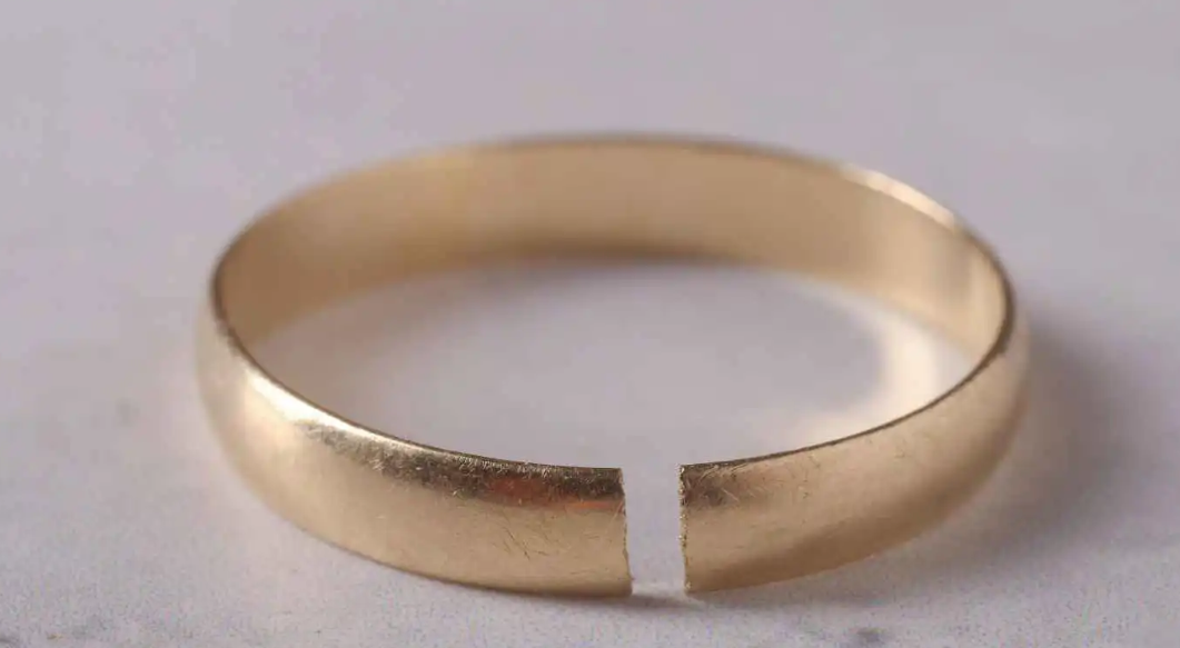 هل يشير انكسار خاتم الزواج في الأحلام للانفصال؟