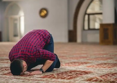 شاب : انا غير ملتزم بالصلاة