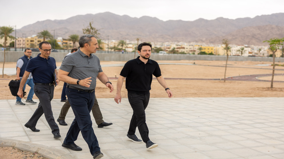  ولي العهد يتفقد مشروعي مضمار سباق السيارات الدولي ومتنزه مدينة العقبة