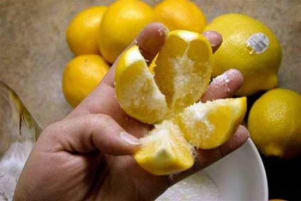اقطعوا ليمونة وضعوها في وسط المطبخ مع الملح ..  ستغير حياتكم!