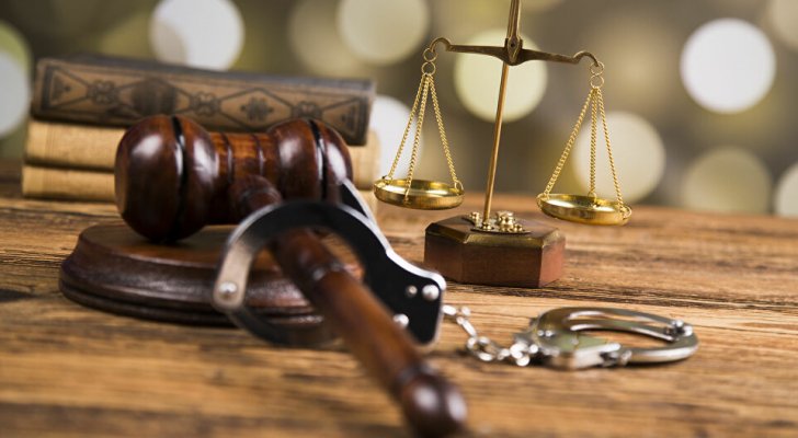 تغريم سيدة شتمت أخرى هاتفيا 10 درهم في الإمارات