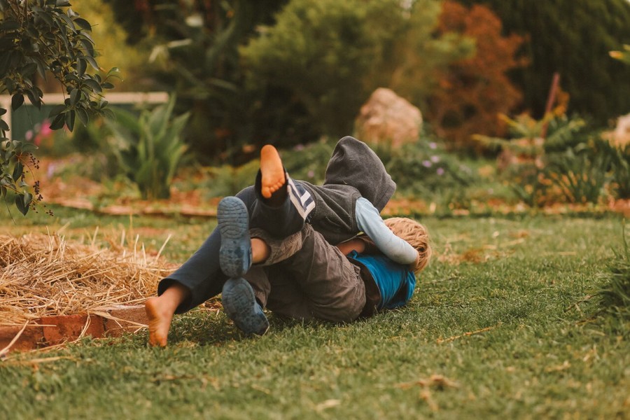 كيف تمنعين طفلك من ضرب الآخرين  ..  وهل سيصبح متنمراً؟