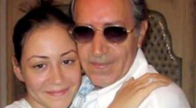 بسبب تجاوزات الجنازة ..  أسرة منة شلبي ترفض تصوير عزاء والدها