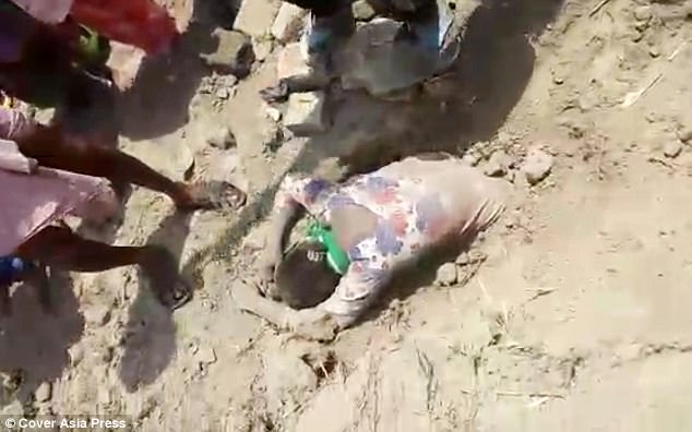 فيديو صادم  ..  لحظة اخراج فتاة من “قبرها” بعد اختطافها ودفنها من قبل "رجل أعمال" 