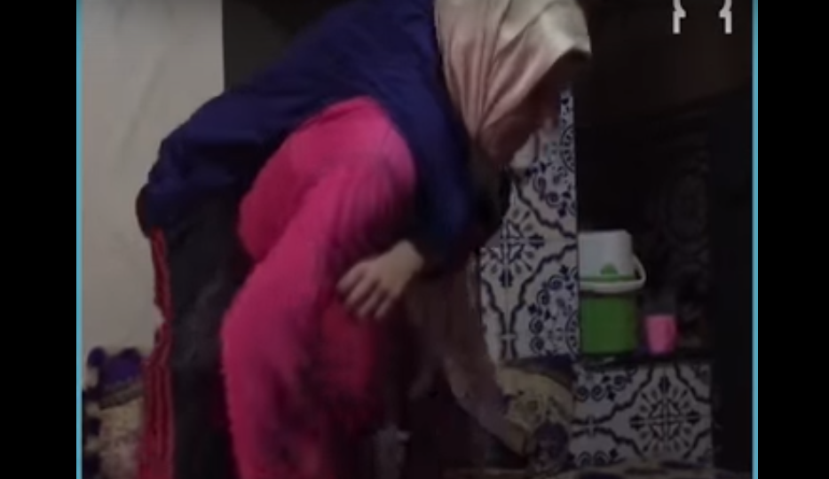 قصة الأم المغربية التي تحمل ابنها المعاق على ظهرها منذ خمس سنوات، وتسير به نحو مدرسته 