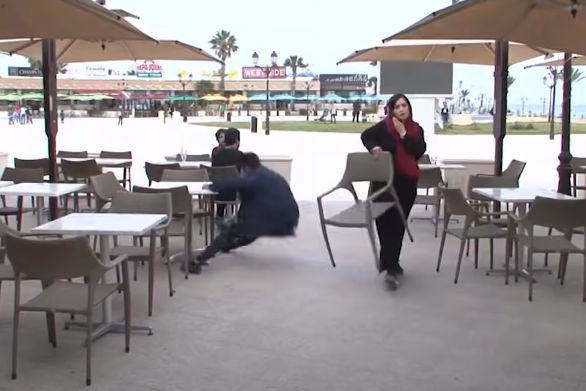  لعبة الكراسي في القهوة