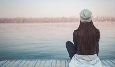 أصبحت انعزالية وكثيرة الصمت بعد أن كنت اجتماعية، فكيف أتجاوز ذلك؟