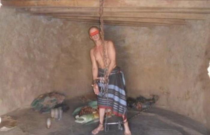 العثورعلى  رجل يعاني من مرض نفسي مكبلاً بالسلاسل منذ اكثر من (30) عاماً 