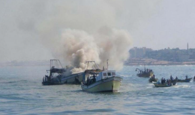 استشهاد 3 صيادين قبالة بحر خانيونس بعد قصف قاربهم من قبل الاحتلال الصهيوني