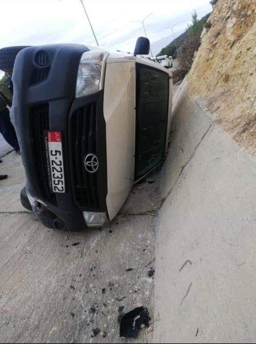 تدهور سيارة للتلفزيون الاردني على طريق العارضة واصابة 5 من الزملاء