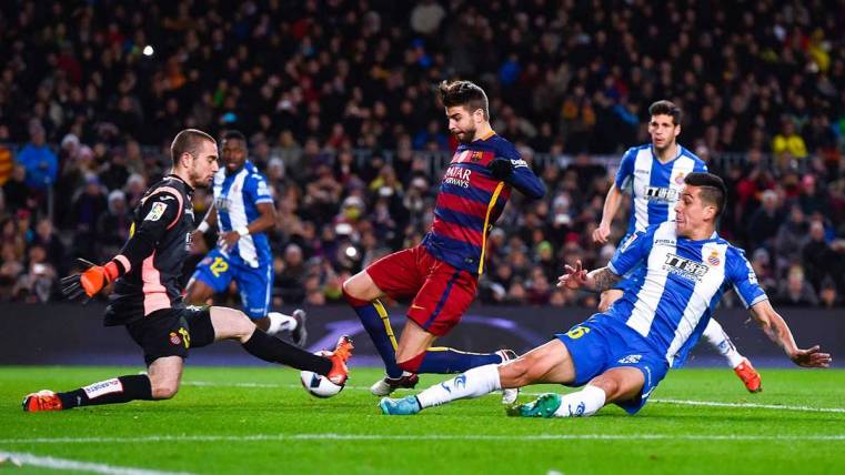 شجار بين بيكيه ولاعب ريال مدريد السابق بعد احتفالات برشلونة بالليجا