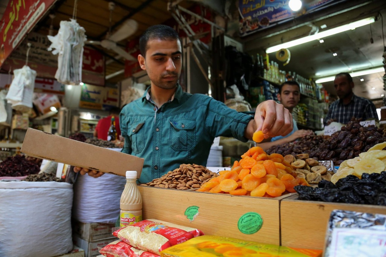 أسواق الضفة الغربية تشهد حركة تجارية نشطة مع دخول شهر رمضان