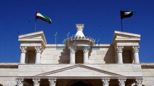 بالصور  ..  ثري إماراتي ينقل البتراء إلى أبو ظبي عبر واجهة قصره المهيب