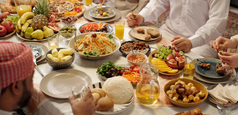 إفطار شهي يرضي جميع الأذواق على مائدة رمضان