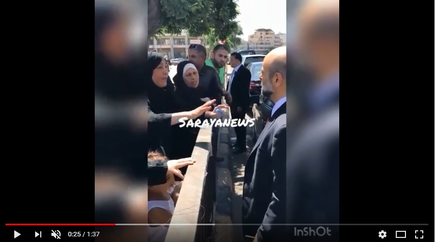 بالفيديو  ..  سيدة على باب مجلس النواب للرزاز : "ابوس رجليك ابني ضرير بالسجن"