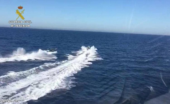 بالفيديو : مهربو مخدرات أنقذوا شرطيين من الغرق في اسبانيا